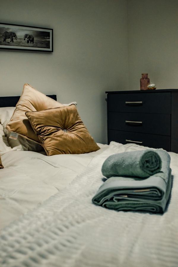 Bv Cosy Basement Apartment At Conditioning House Bradford  Esterno foto