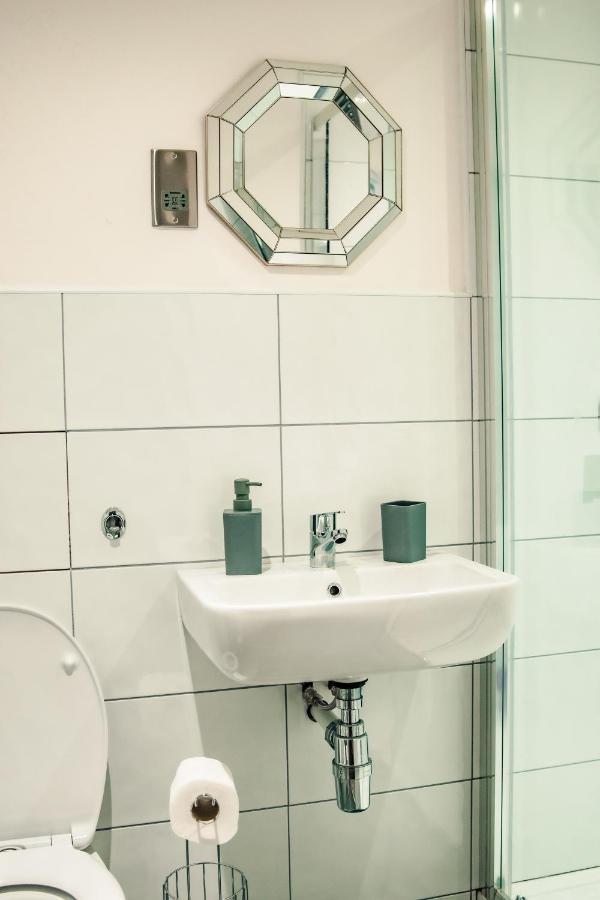 Bv Cosy Basement Apartment At Conditioning House Bradford  Esterno foto