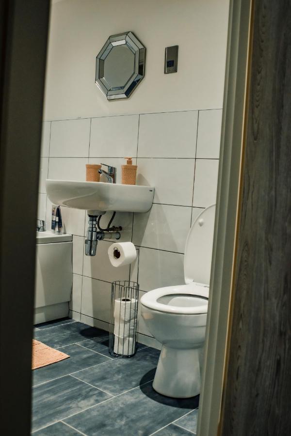 Bv Cosy Basement Apartment At Conditioning House Bradford  Esterno foto