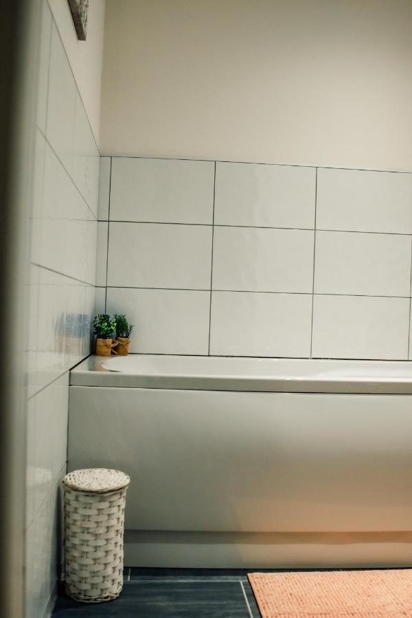Bv Cosy Basement Apartment At Conditioning House Bradford  Esterno foto