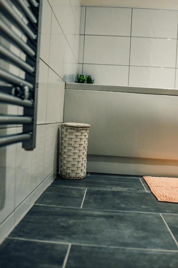 Bv Cosy Basement Apartment At Conditioning House Bradford  Esterno foto