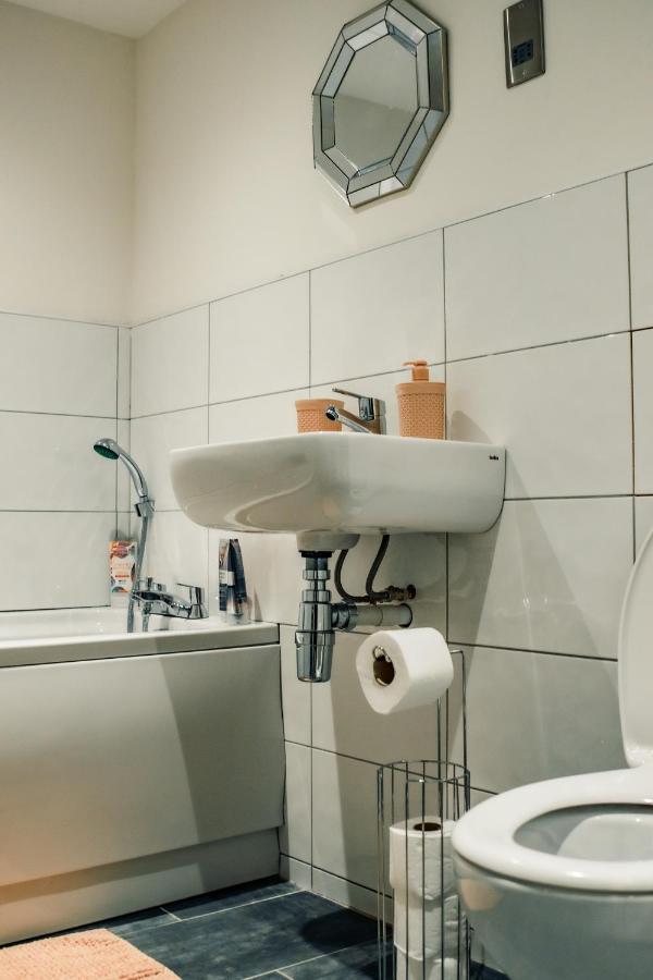 Bv Cosy Basement Apartment At Conditioning House Bradford  Esterno foto