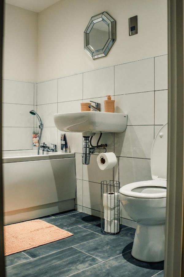 Bv Cosy Basement Apartment At Conditioning House Bradford  Esterno foto
